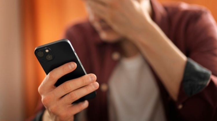 Notícia: Golpes digitais e por telefone já atingem 44% dos pequenos negócios no Brasil
