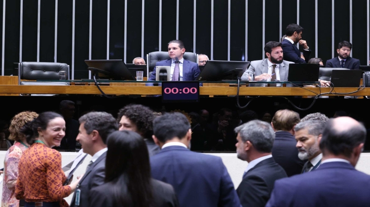 Notícia: Câmara aprova isenção da taxa das blusinhas; texto vai ao Senado