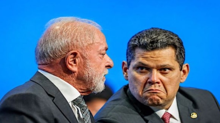 Notícia: Alcolumbre deixa fim da 6x1 para depois do 1º turno da eleição