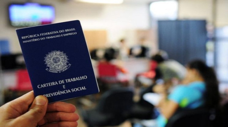 Notícia: Desemprego cai a 5,3% e bate recorde histórico no trimestre até agosto